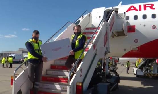 Shqiperia vijon me vaksinimin masiv: Mberrijne 100 mije vaksina kineze